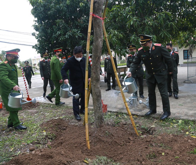 Hanoi police plants trees to build green, clean and beautiful capital